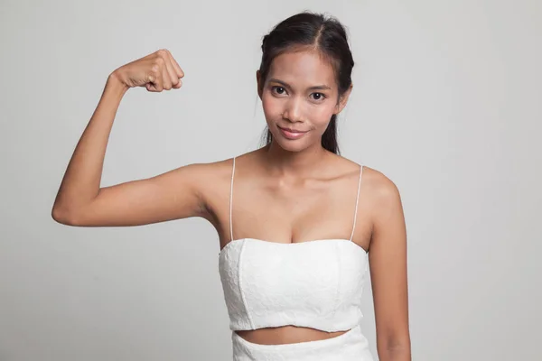 Krásná mladá asijská žena flex biceps. — Stock fotografie
