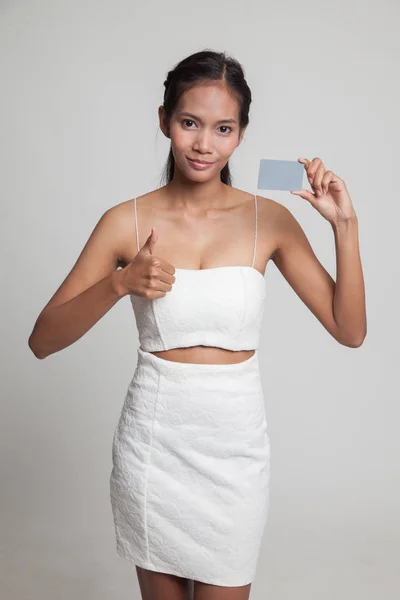 Giovane donna asiatica pollice in su con una carta bianca . — Foto Stock