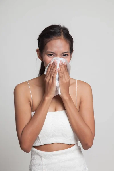 Jonge Aziatische vrouw kreeg zieken en griep. — Stockfoto