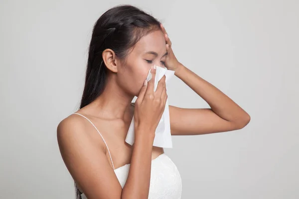 Jovem mulher asiática ficou doente e gripe . — Fotografia de Stock