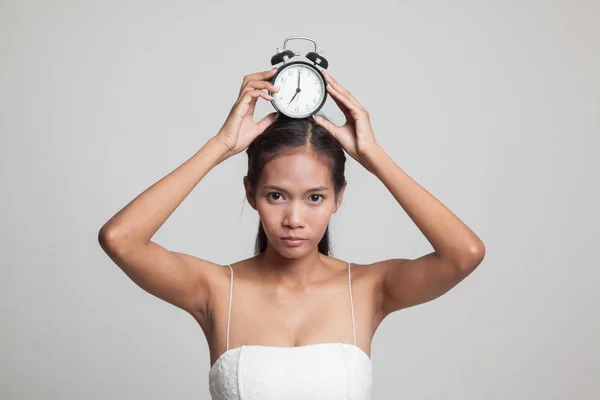 Joven asiática sonrisa con un reloj . —  Fotos de Stock