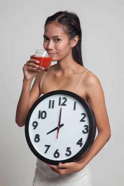 トマト ジュースおよび時計の若いアジア女性. — ストック写真