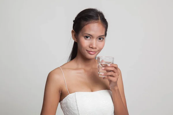 Giovane donna asiatica con un bicchiere d'acqua potabile . — Foto Stock