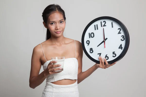 Saludable mujer asiática bebiendo vaso de leche celebrar reloj . —  Fotos de Stock