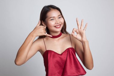 Telefon jest ve Ok işareti ile genç Asyalı kadın gösterisi.