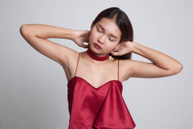 Uykulu genç Asyalı kadın esneme.