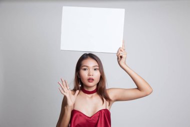 Genç Asyalı kadın sürpriz beyaz boş işareti ile.