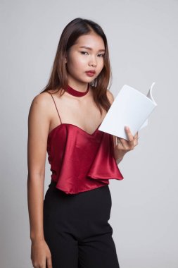 Kitaplı genç Asyalı kadın..