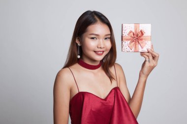 Genç Asyalı kadın ile bir hediye kutusu.