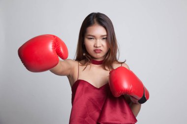Genç Asyalı kadın kırmızı boks eldivenli.
