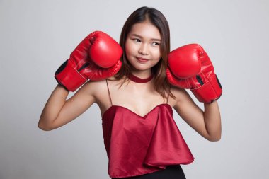 Genç Asyalı kadın kırmızı boks eldivenli.
