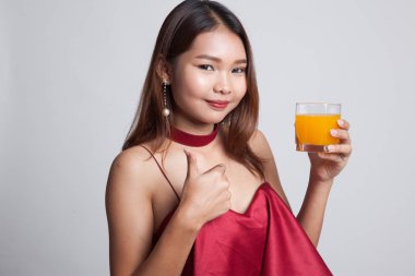 Genç Asyalı kadın başparmak yukarıya içki portakal suyu.