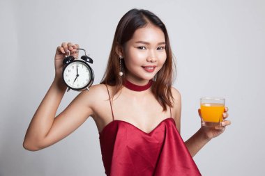 Asyalı kadın saati içki portakal suyu ile.