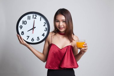 Asyalı kadın saati içki portakal suyu ile.