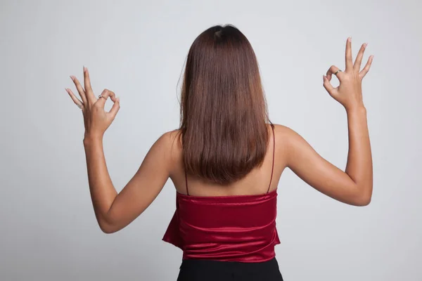 Visão traseira da mulher asiática mostrar duplo sinal de mão OK . — Fotografia de Stock