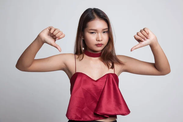 Ongelukkig Aziatisch meisje Toon duimen neer met beide handen. — Stockfoto