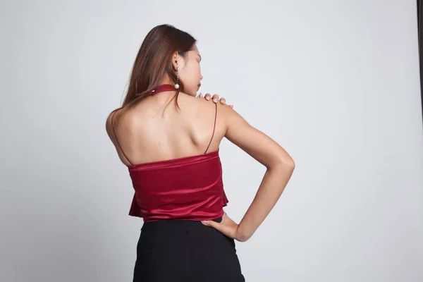 Joven asiática mujer got espalda dolor . — Foto de Stock