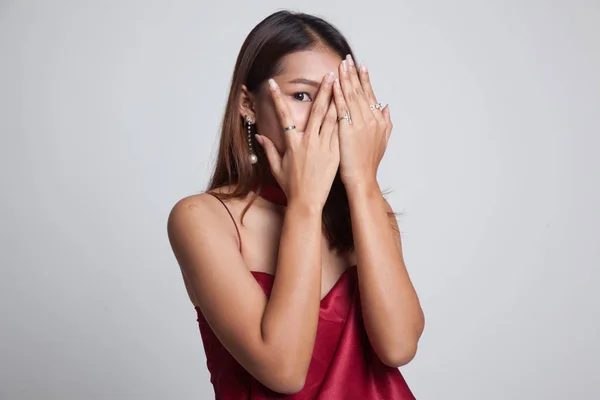 Vacker ung asiatisk kvinna kikar genom fingrarna. — Stockfoto