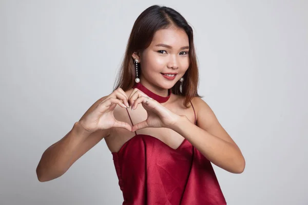 Wanita muda Asia menunjukkan tanda tangan hati . — Stok Foto