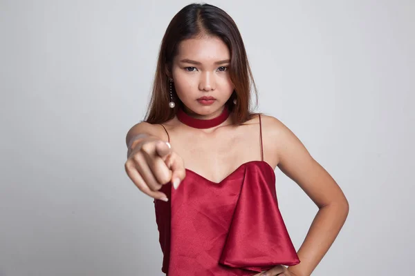 Joven mujer asiática enojado y punto a cámara . —  Fotos de Stock