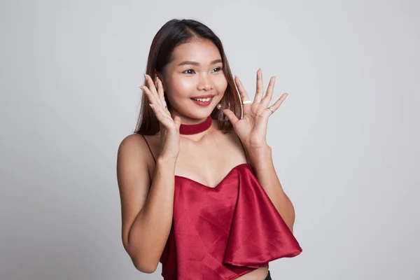 Joven asiática mujer es sorprendido y sonrisa . —  Fotos de Stock