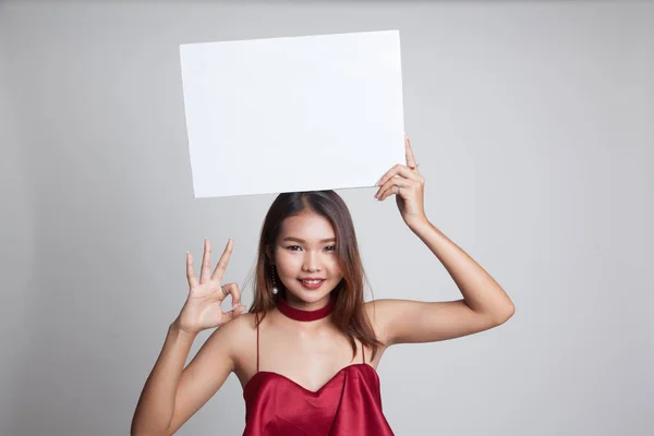 Νεαρή γυναίκα της Ασίας δείχνουν Ok με το λευκό κενό σύμβολο. — Φωτογραφία Αρχείου