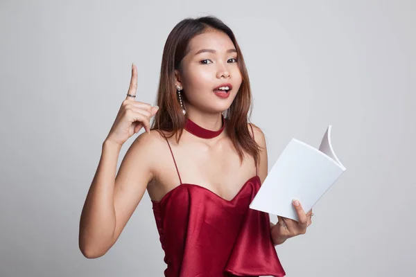 Joven mujer asiática con un libro tienen una idea . —  Fotos de Stock