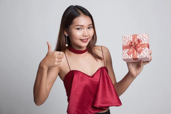 Asiatico donna pollice su con un regalo scatola . — Foto Stock