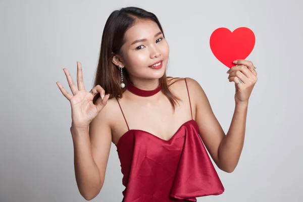 Asiatico donna spettacolo OK con rosso cuore . — Foto Stock