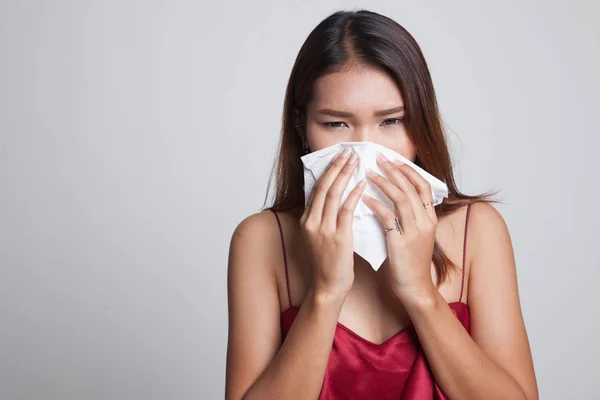 Joven mujer asiática enfermó y gripe . —  Fotos de Stock