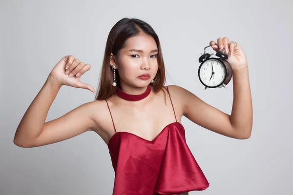 Jovem mulher asiática polegares para baixo com um relógio . — Fotografia de Stock
