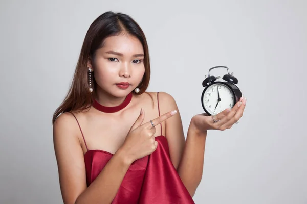 Enojado joven asiático mujer punto a un reloj . —  Fotos de Stock