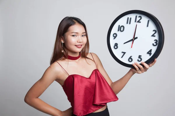 Joven asiático mujer con un reloj. —  Fotos de Stock