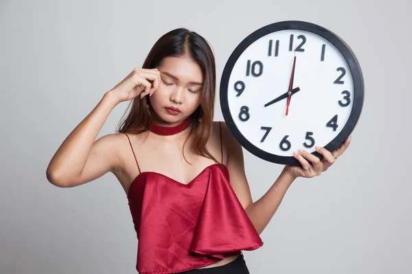 Sleepy joven asiática mujer con un reloj en la mañana . —  Fotos de Stock