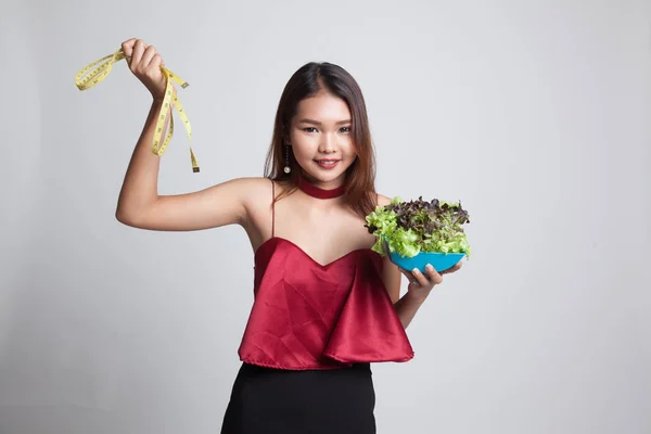 Mujer asiática saludable con cinta métrica y ensalada . —  Fotos de Stock