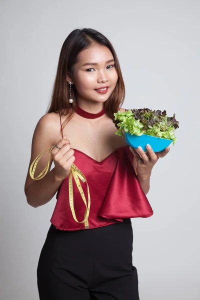 Mujer asiática saludable con cinta métrica y ensalada . —  Fotos de Stock