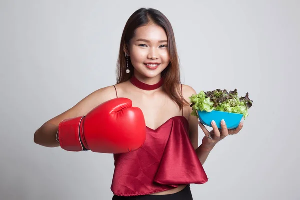Jeune femme asiatique avec gant de boxe et salade . — Photo