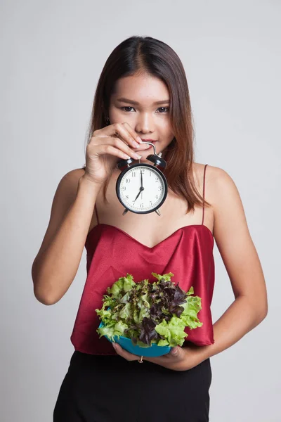 Joven mujer asiática con reloj y ensalada . — Foto de Stock