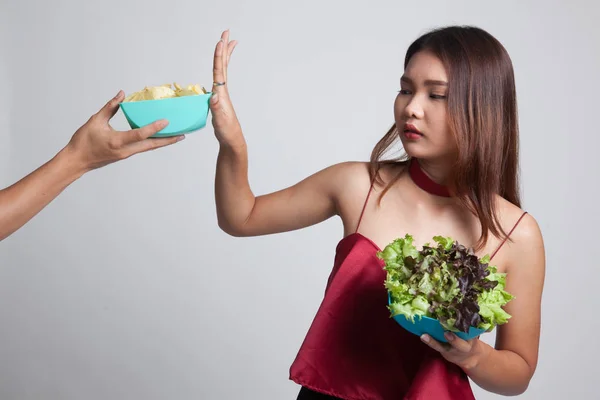 Joven asiática mujer con ensalada decir no a patatas fritas . — Foto de Stock