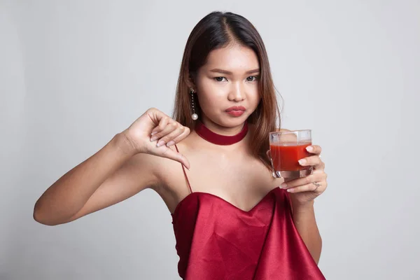 Asiatico donna pollice giù odio pomodoro succo . — Foto Stock