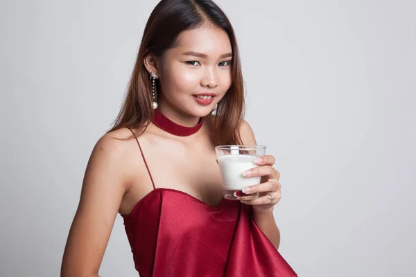 Donna asiatica sana che beve un bicchiere di latte . — Foto Stock