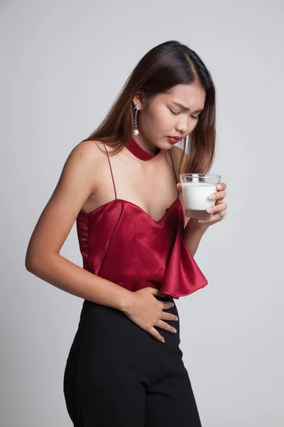 Asiática mujer bebiendo un vaso de leche got stomachache . —  Fotos de Stock