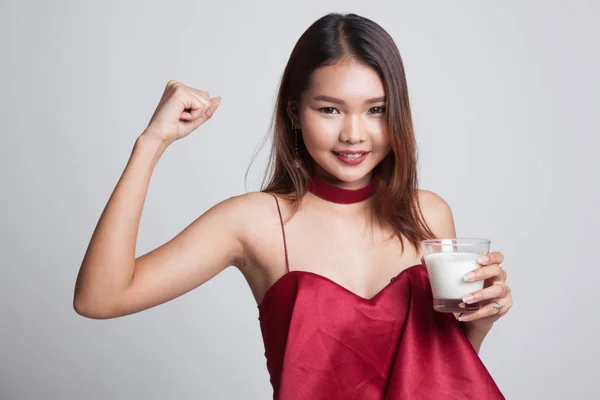 Saludable mujer asiática bebiendo un vaso de leche . —  Fotos de Stock