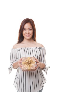 Genç Asyalı kadın ile bir hediye kutusu.