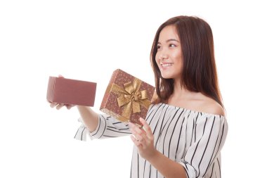 Genç Asyalı kadın açık bir hediye kutusu.
