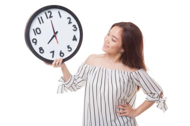 Saati olan genç Asyalı kadın..