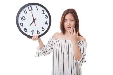 Sabah bir saat ile uykulu genç Asyalı kadın.