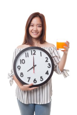 Asyalı kadın saati içki portakal suyu ile.