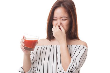 Genç Asyalı kadın nefret domates suyu.