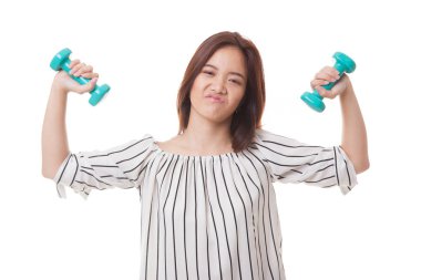 Asyalı kadın dumbbells ile yorgun.